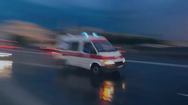 Aksaray'da otomobil park halindeki araca çarptı, 2 kişi yaralandı
