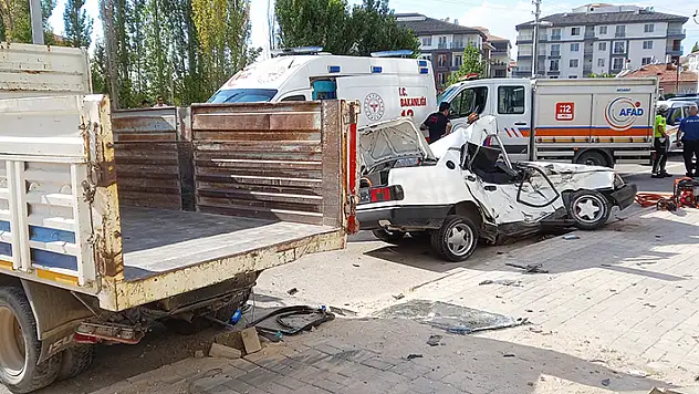 Aksaray'da otomobil park halindeki kamyonete çarptı: 2 ölü

