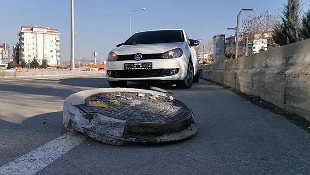 Aksaray'da otomobil refüjdeki rögar kapağına çarptı: 1 yaralı
