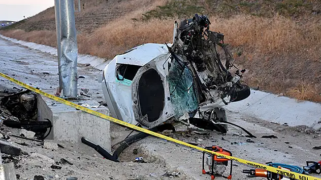 Aksaray'da otomobil şarampole devrildi: 2 ölü, 1 yaralı
