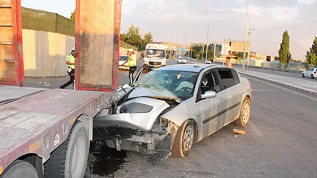 Aksaray'da otomobil tıra arkadan çarptı: 4 yaralı