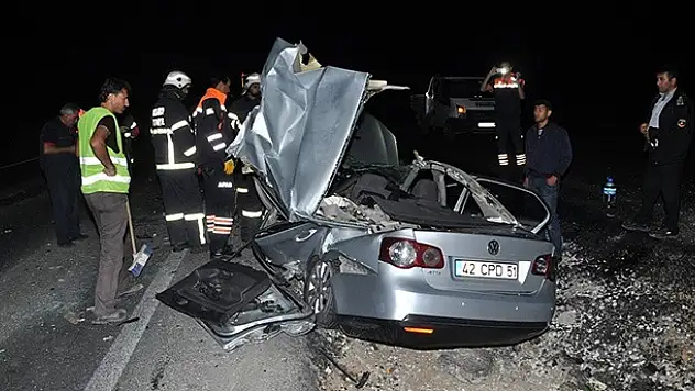 Aksaray'da otomobil tıra çarptı: 1 ölü, 3 yaralı