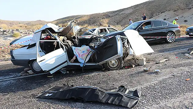 Aksaray'da otomobil tıra çarptı: 2 ölü, 3 yaralı