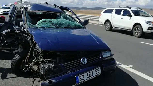 Aksaray'da otomobil tıra çarptı: 6 yaralı
