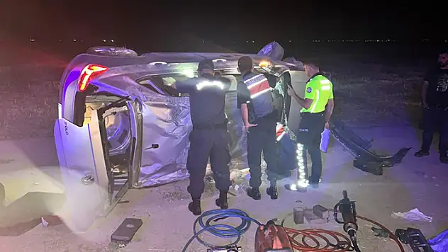 Aksaray'da otomobil traktöre çarptı: 3 yaralı
