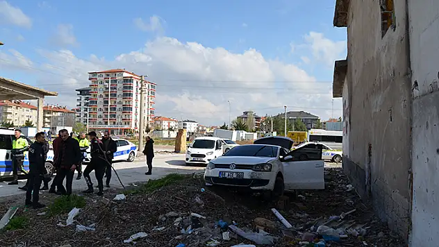 Aksaray'da otomobil ve 30 bin TL gasbeden 3 şüpheliden 1'i yakalandı

