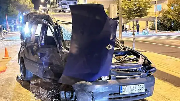 Aksaray'da otomobille çarpışan hafif ticari aracın sürücüsü öldü, 2 kişi yaralandı
