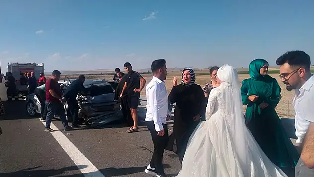 Aksaray'da otoyolda duran düğün konvoyundaki araçlara tır çarptı: 9 yaralı
