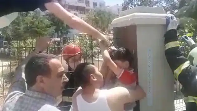 Aksaray'da oyun oynayan çocuğun eli çitlere saplandı