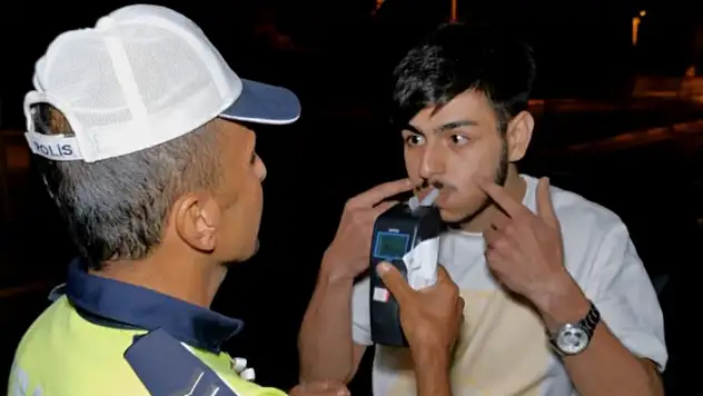 Aksaray'da polisin alkollü sürücü ile imtihanı: Alkolmetreyi üflemek istemedi, cezayı duyunca ikna oldu
