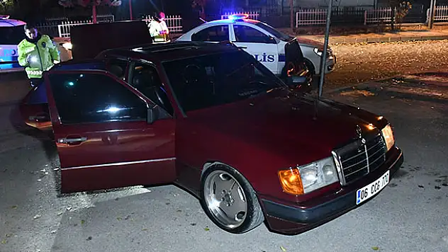 Aksaray'da polisin dur ihtarına uymayan sürücü otomobili bırakıp kaçtı