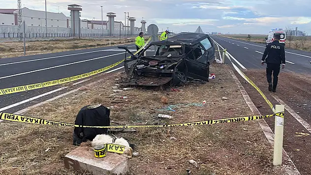 Aksaray'da refüje çarpan otomobildeki kadın öldü

