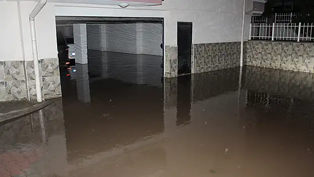 Aksaray'da sağanak cadde ve sokaklar göle döndü, ev ile iş yerlerini su bastı
