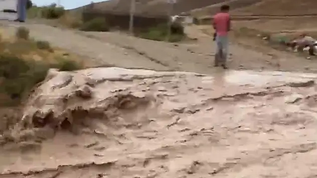 Aksaray'da sağanakta dereler taştı o anlar kamerada
