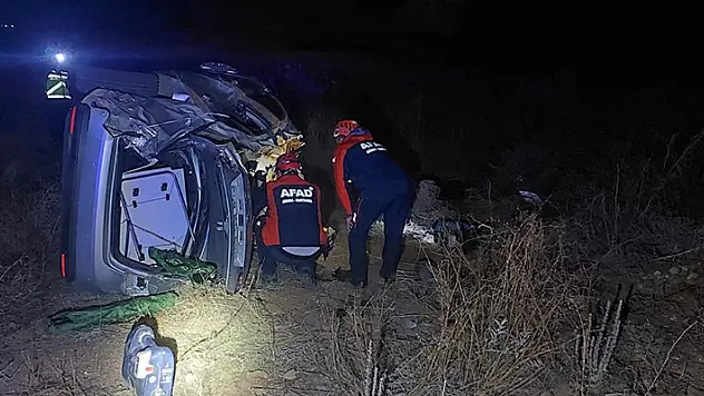 Aksaray'da şarampole devrilen otomobildeki 2 kişi yaralandı
