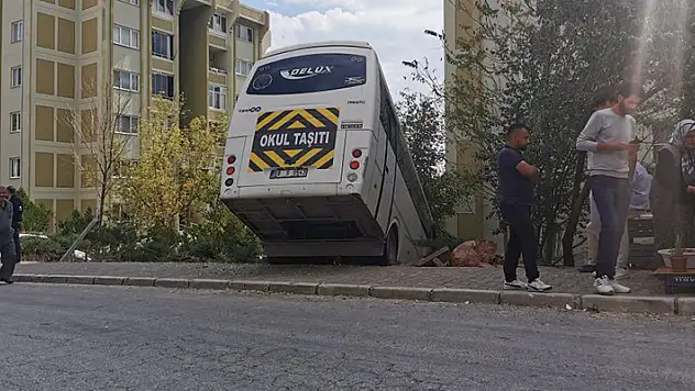 Aksaray'da servis minibüsü bahçeye düştü: 1 ölü

