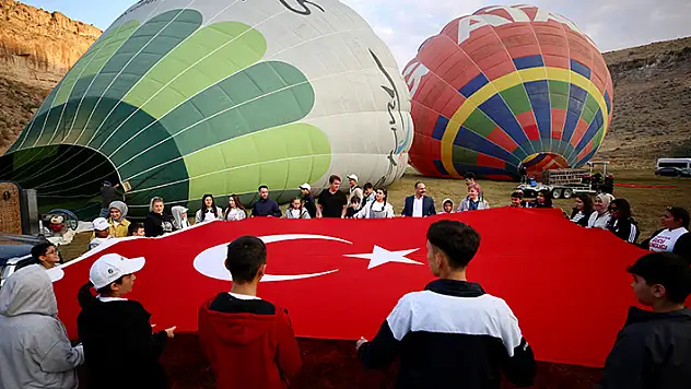 Aksaray'da sevgi evi çocukları 30 Ağustos Zafer Bayramı'nı balon uçuşu ile kutladı
