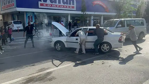 Aksaray'da seyir halinde yanan otomobili vatandaşlar söndürdü
