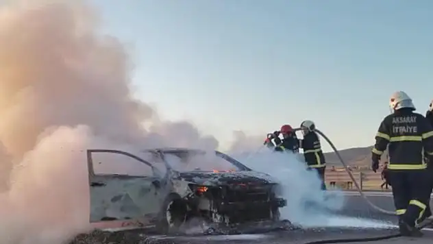 Aksaray'da seyir halindeyken alev alan araç küle döndü, sürücü son anda kurtuldu
