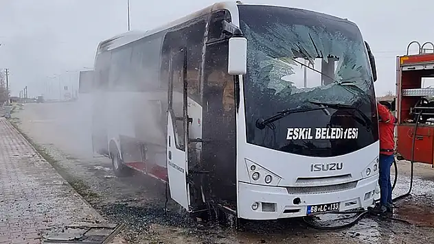 Aksaray'da seyir halindeyken alev alan midibüste hasar oluştu
