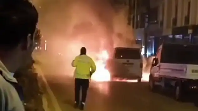 Aksaray'da seyir halindeyken alev alan minibüs yandı


