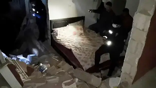 Aksaray'da sıkışan gaz bomba gibi patladı, duvarları yıkılan evde 3 kişi yaralandı

