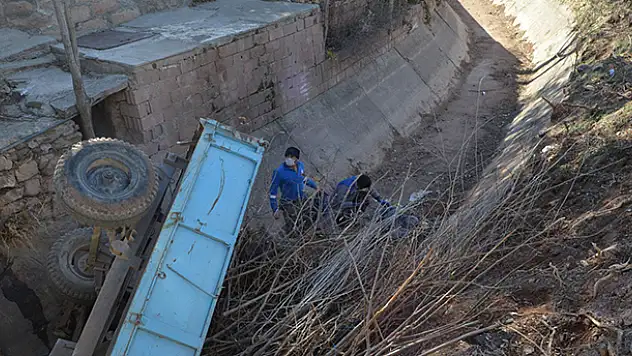 Aksaray'da su kanalına devrilen traktörün sürücüsü yaralandı