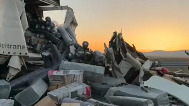 Aksaray'da sürücüsü direksiyon başında uyuklayan tır, park halindeki 3 tıra çarptı: 4 yaralı

