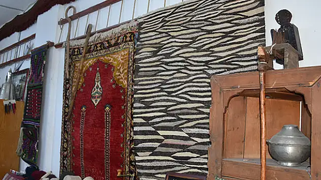 Aksaray'da tamir ettiği halı ve kilimleri yurt dışına pazarlıyor