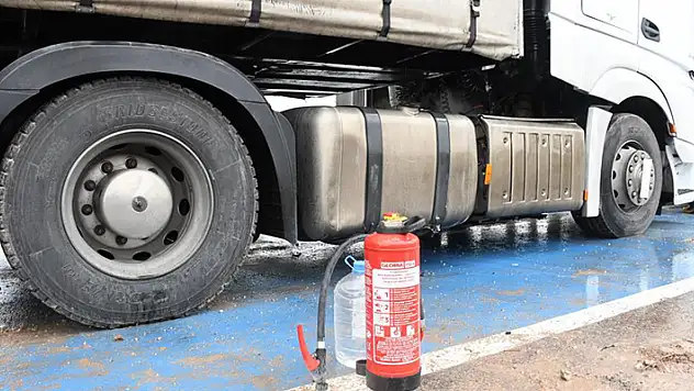 Aksaray'da tamirden çıkan tırın mazot deposu test sürüşünde yandı
