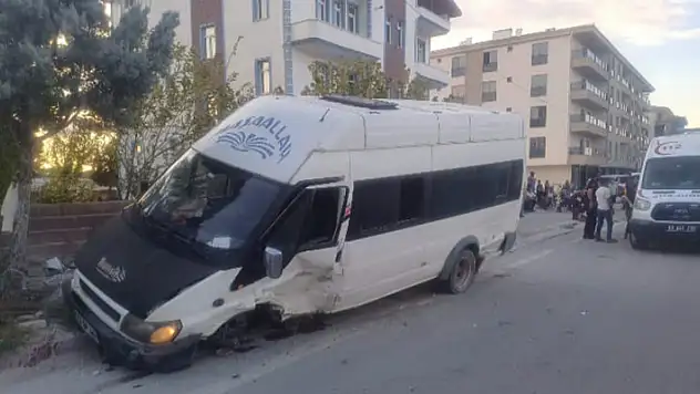Aksaray'da tarım işçilerinin taşındığı minibüs ile otomobil çarpıştı: 7 yaralı
