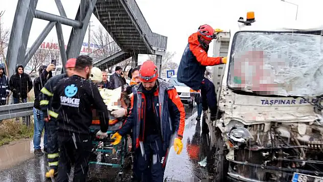 Aksaray'da Taşpınar Belediyesinin kamyoneti tıra arkadan çarptı: 1'i ağır 2 yaralı
