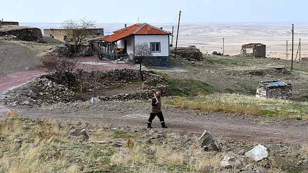 Aksaray'da tek başına yaşadığı köyde kışın zorluklarına rağmen mutlu olmasını biliyor
