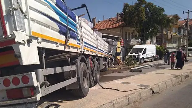 Aksaray'da tır, boş dükkana çarptı: 1 yaralı
