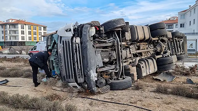 Aksaray'da tır ile otomobilin çarpışması sonucu 5 kişi yaralandı
