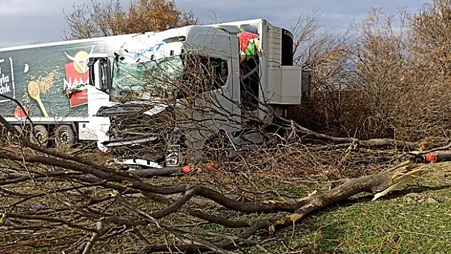 Aksaray'da tır şarampole düştü: 1 yaralı