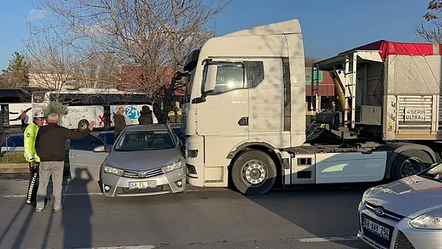 Aksaray'da tırın önünde sürüklenen otomobildeki 3 kişi yaralandı
