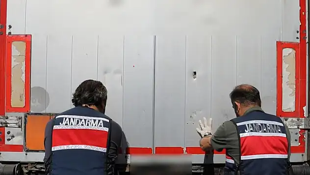 Aksaray'da tırlarla kaçak tütün ve sigara sevkiyatına jandarma darbesi
