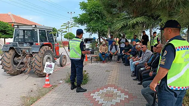 Aksaray'da trafik jandarmasından çiftçilere traktör güvenliği eğitimi
