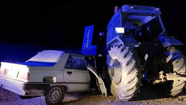 Aksaray'da traktöre çarpan otomobilin sürücüsü yaşamını yitirdi