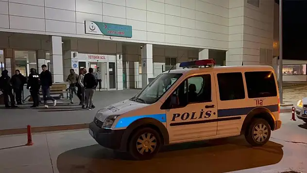 Aksaray'da tüfeği göstermek isteyen şahıs, çıkarırken kendini vurdu