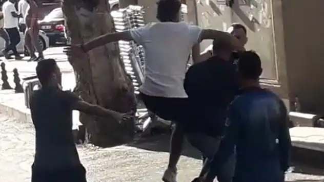 Aksaray'da uçan tekmeli kavga