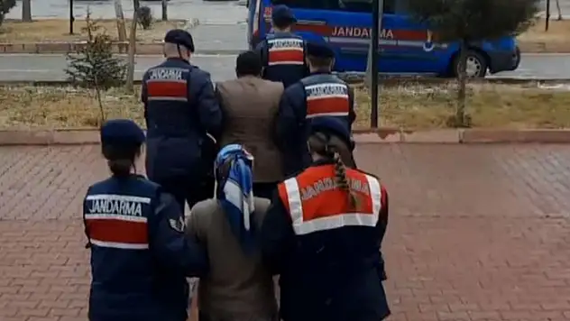 Aksaray'da uyuşturucu kuryesi karı koca jandarmanın operasyonuyla yakalandı
