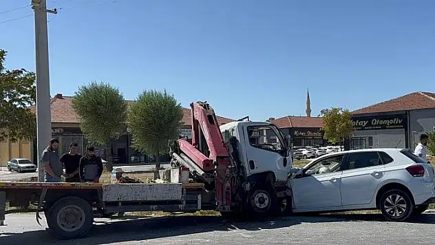 Aksaray'da vinç ile otomobil kafa kafaya çarpıştı: 1 yaralı