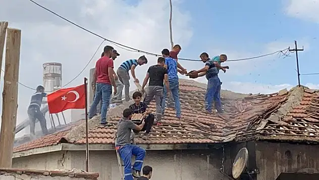 Aksaray'da yanan evde itfaiye ve vatandaşın yangın seferberliği
