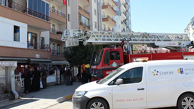 Aksaray'da yangında mahsur kalan 5 kişiyi itfaiye kurtardı
