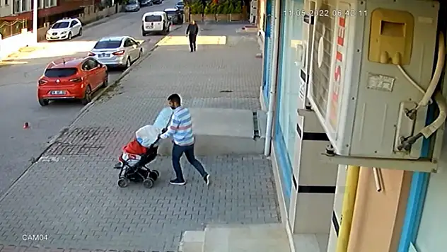 Aksaray'da yaşandı! Evden çaldıklarını bebek arabasıyla taşıdı o anlar kamerada
