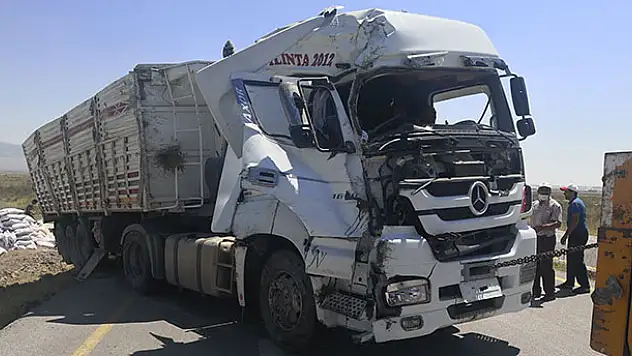 Aksaray'da yem yüklü tır devrildi: 1 yaralı