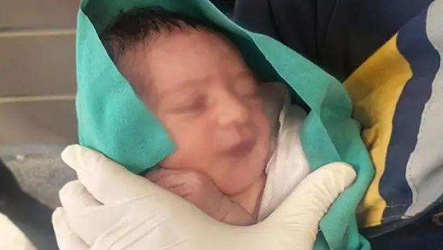 Aksaray'da yeni doğmuş bebek cami avlusunda terk edildi
