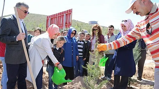 Aksaray'da yetimler fidan dikti
